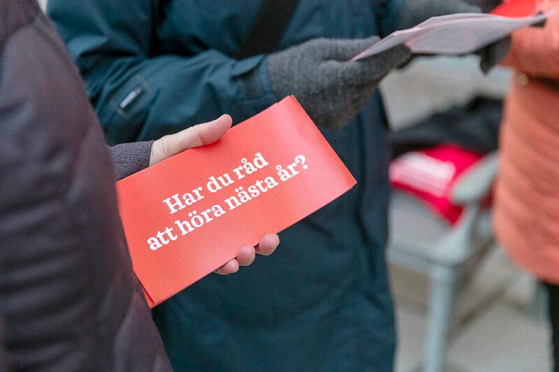 Rött flygblad: med texten "Har du råd att höra nästa år?"