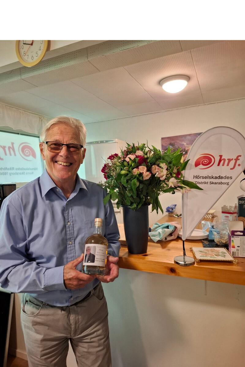 Agne avtackades med en flaska whiskey och blommor.