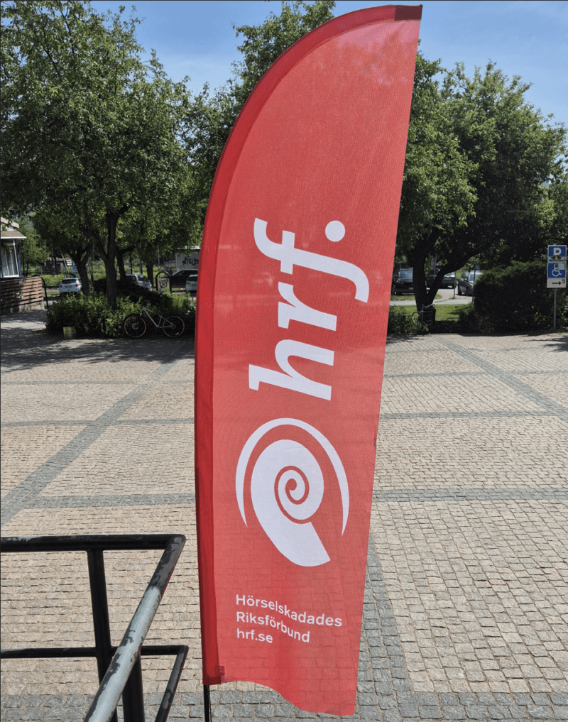 Bild på strandflagga med HRF:s logotyp