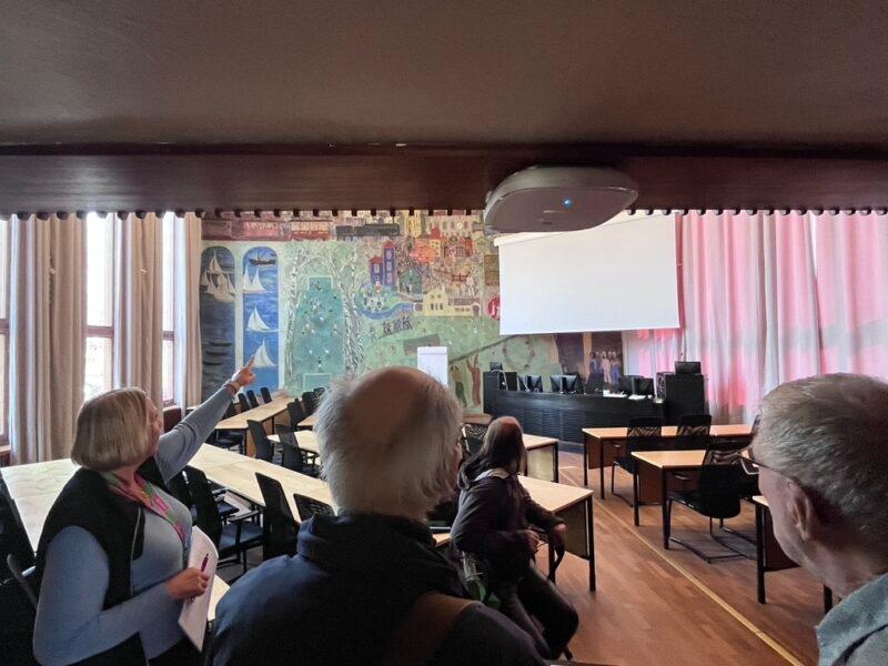 Guiden Sara visar deltagarna den stora fresken, målad 1948-1949 av Sven X:et Eriksson.
Foto: Nicke Wikman