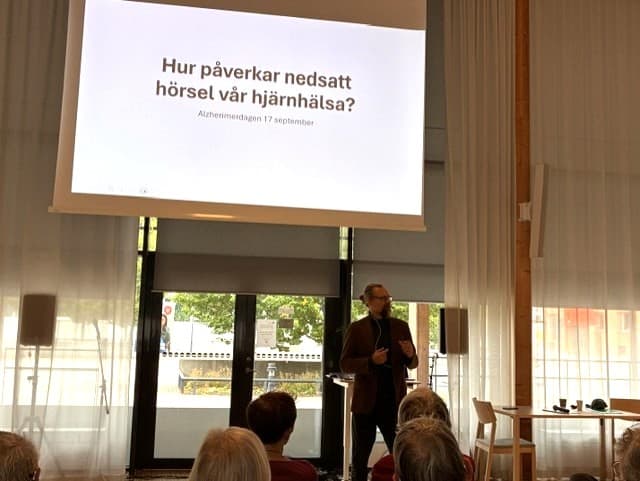 Oscar Hedenfeldt från HRF Stockholms distrikt håller en föreläsning om Hörsel och hjärnhälsa.