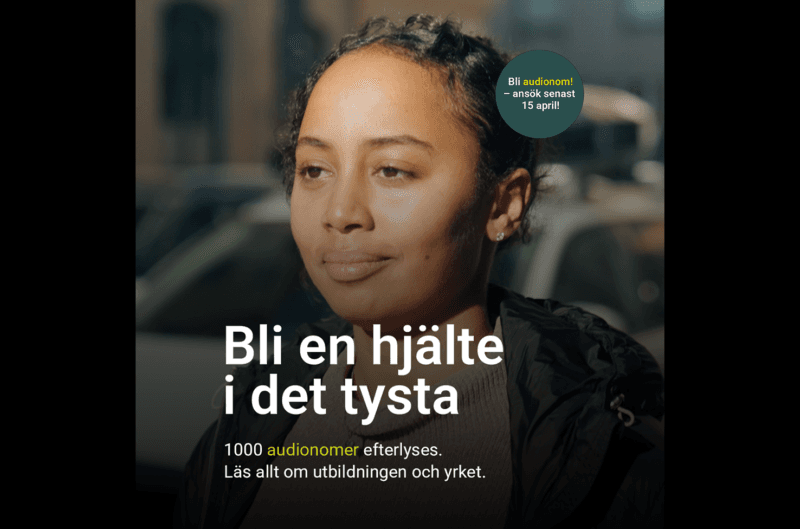 "Bli audionom, ansök senast 15 april.", uppmanar branschorganisationen Svensk Hörsel, i samarbete med bland annat HRF. Foto: Svensk Hörsel Foto på kvinna i gatumiljö och texten: "Bli en hjälte i det tysta, 1000 audionomer efterlyses. Läs allt om utbildningen och yrket." Samt rund, mörkgrön platta med texten "Bli audionom, ansök senast 15 april."