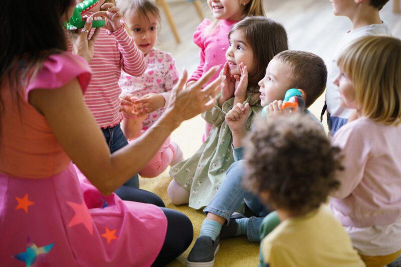 Barngrupp och förskollärare på förskola.